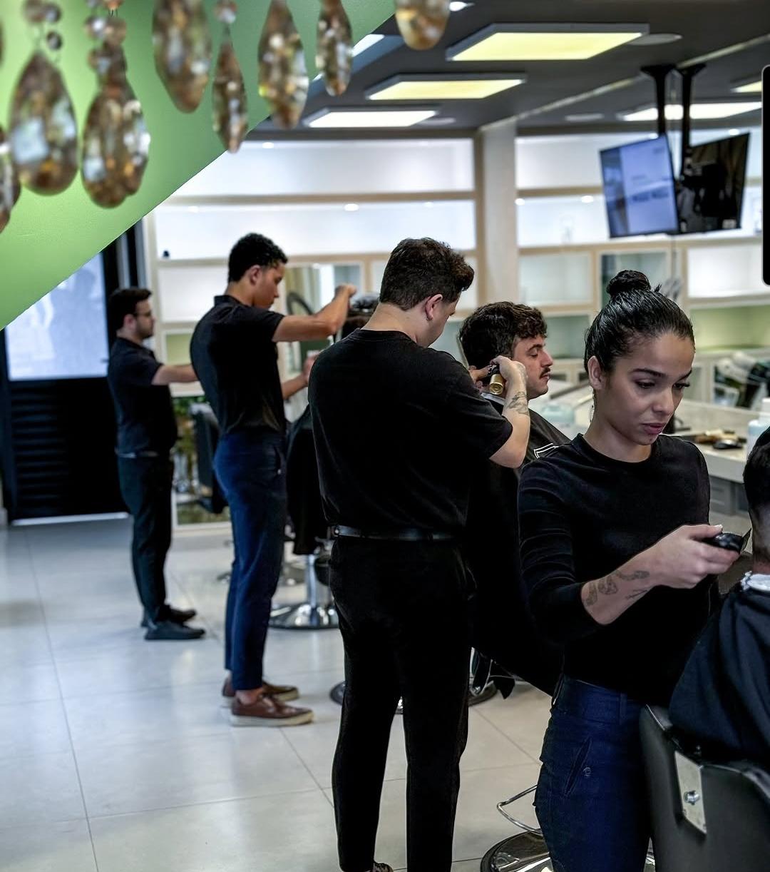 Equipe Espaço W Barbearia em ação — Santo André